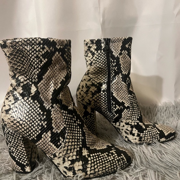 Shoe Dazzle Shoes - Shoe Dazzle Black and Cream Snakeskin Booties